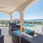 Sandra Zadarvillas *