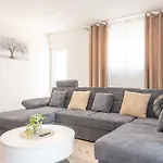 Sandra Zadarvillas *