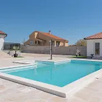 Sandra Zadarvillas *