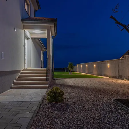 Sandra Zadarvillas *