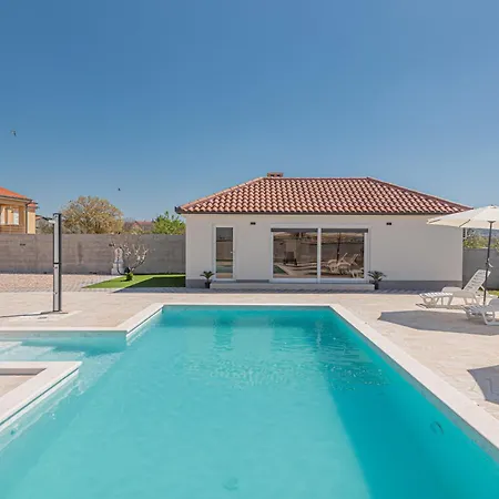 Sandra Zadarvillas Villa *