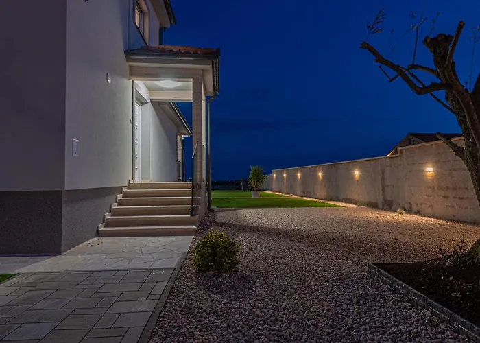 Sandra Zadarvillas *