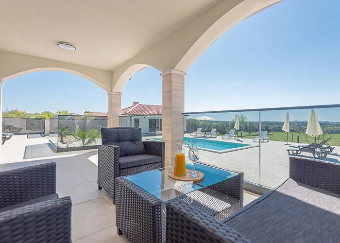 Sandra Zadarvillas *