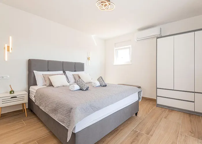 Sandra Zadarvillas *